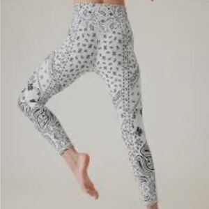 Athleta Elation Textured 7/8 Tight Paisley Black and White sz. Small